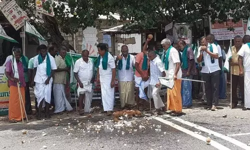 தேங்காய் உடைத்து ஆர்ப்பாட்டம் தேங்காய் உடைத்து ஆர்ப்பாட்டம்