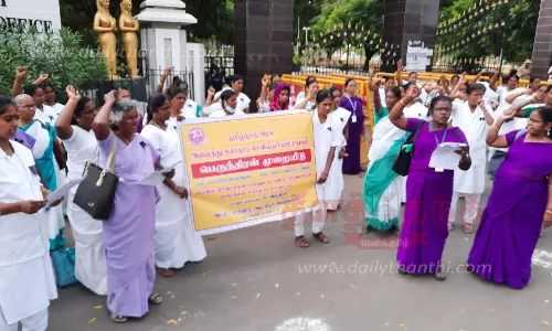 நாமக்கல்லில் செவிலியர்கள் ஆர்ப்பாட்டம்