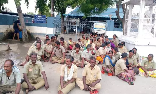 தூய்மை பணியாளர்கள் வேலை நிறுத்தம் தூய்மை பணியாளர்கள் வேலை நிறுத்தம்