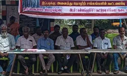 இரட்டை ஊதிய முறையை அகற்றக்கோரிகூட்டுறவு சர்க்கரை ஆலை முன்பு தொழிற்சங்கத்தினர் உண்ணாவிரதம்