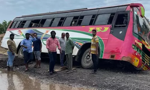 கடலூர் முதுநகர் அருகே சாலையோர பள்ளத்தில் சிக்கிய சுற்றுலா பஸ்