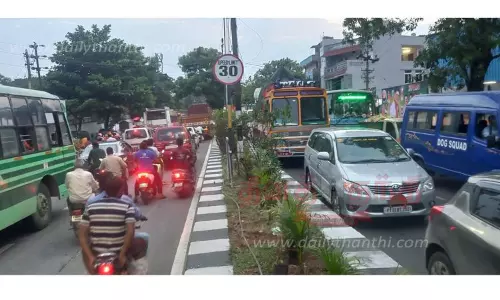 வேகத்தடை அமைக்கும் பணியால் கடும் போக்குவரத்து நெரிசல் வேகத்தடை அமைக்கும் பணியால் கடும் போக்குவரத்து நெரிசல்