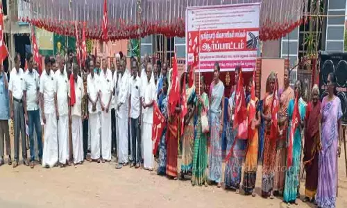 கையகப்படுத்திய நிலத்திற்கு கூடுதல் இழப்பீடு கேட்டு கலெக்டர் அலுவலகம் முன்பு விவசாயிகள் ஆர்ப்பாட்டம்