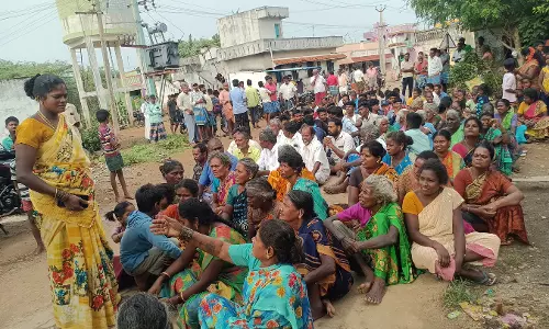 விரைவு சாலை பணிக்கு மண் எடுப்பதற்கு எதிர்ப்பு தெரிவித்து சாலை மறியல்