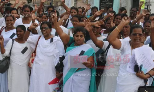 சுகாதார செவிலியர்கள் சங்கத்தினர் ஆர்ப்பாட்டம்