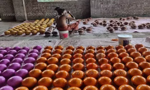 எட்டெழுத்து பெருமாள் கோவிலில் பானைகளுக்கு வர்ணம் பூசும் பணி