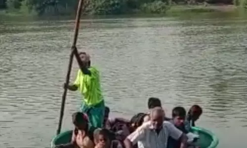 பரிசலில் ஆபத்தான பயணம் செய்யும் மாணவ-மாணவிகள்