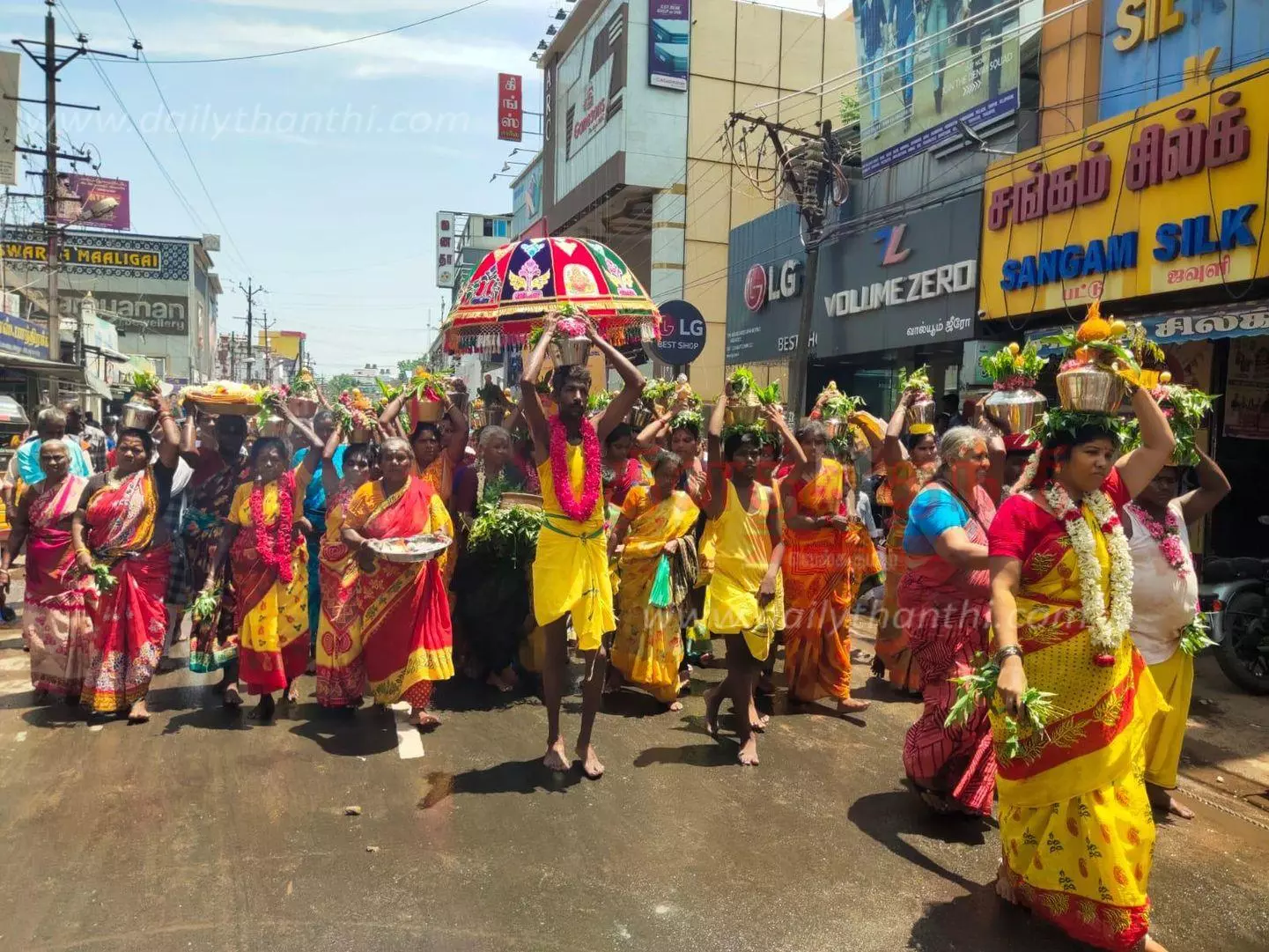 மயிலாடுதுறை பகுதி அம்மன் கோவில்களில் சிறப்பு வழிபாடு மயிலாடுதுறை பகுதி அம்மன் கோவில்களில் சிறப்பு வழிபாடு