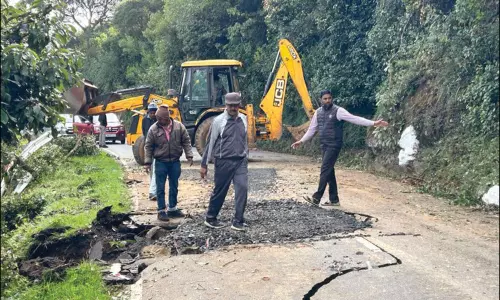 ஊட்டி, கொடைக்கானலில் கனமழை: சாலையில் ராட்சத பாறாங்கற்கள் உருண்டு விழுந்து போக்குவரத்து பாதிப்பு