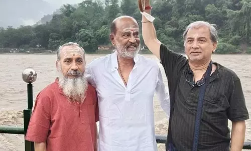 இமயமலை பயணம்: குருக்களை சந்தித்து ஆசீர்வாதம் பெற்ற ரஜினிகாந்த்...!