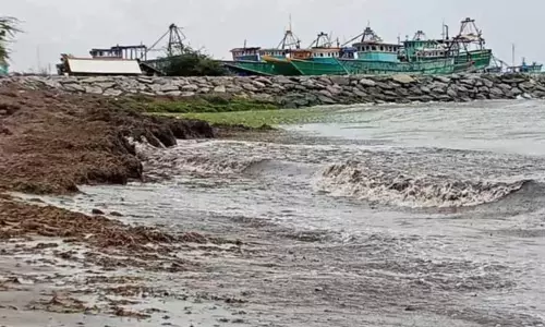 கடல் அரிப்பை தடுக்கும் வகையில் ரூ.9½ கோடியில் கருங்கற்கள் கொட்டி தடுப்புகள் அமைக்கும் பணி தொடக்கம்