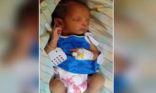 தர்மபுரி அரசு ஆஸ்பத்திரி வளாகத்தில்கேட்பாரற்று கிடந்த பெண் குழந்தை மீட்பு