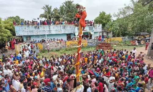 புகைப்பட்டி மாரியம்மன் கோவில் திருவிழாவில் வினோதம்30 அடி உயர கழுமரத்தில் ஏறி நின்று அருள்வாக்கு கூறிய பூசாரி புகைப்பட்டி மாரியம்மன் கோவில் திருவிழாவில் வினோதம்30 அடி உயர கழுமரத்தில் ஏறி நின்று அருள்வாக்கு கூறிய பூசாரி