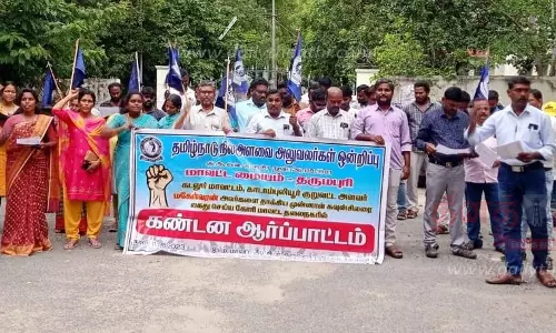 நில அளவை அலுவலர்கள் ஆர்ப்பாட்டம்