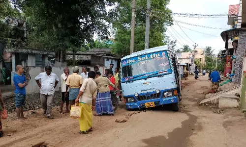 பாதாள சாக்கடை பள்ளத்தில் சிக்கிய பள்ளி வேன்