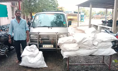 வீட்டில் பதுக்கி வைத்திருந்த ரூ.2 லட்சம் புகையிலை பொருட்கள் பறிமுதல்