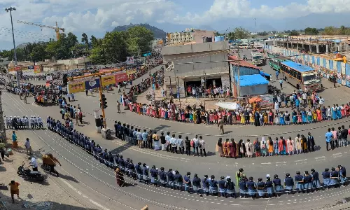 போதைப்பொருள் ஒழிப்பு விழிப்புணர்வு ஊர்வலம்; பழனியில் 2 ஆயிரம் மாணவர்கள் ஒரே இடத்தில் கூடி உறுதிமொழி