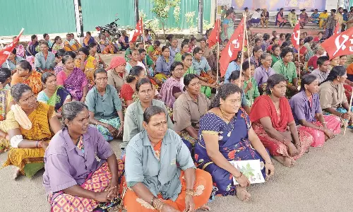 திருப்பூர், பல்லடத்தில் துப்புரவு பணியாளர்கள் காத்திருப்பு போராட்டம்