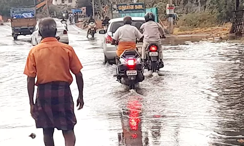 சூறாவளி காற்றுடன் பலத்த மழை சூறாவளி காற்றுடன் பலத்த மழை