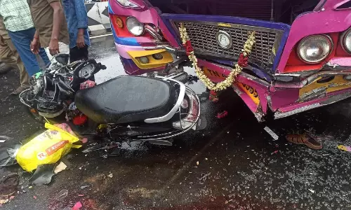 கார், மோட்டார்சைக்கிள்கள் மீது பஸ் மோதி 8 பேர் காயம்