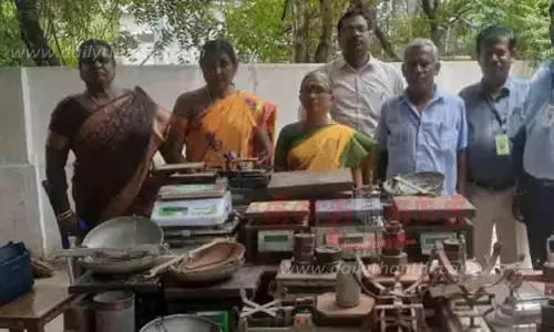 மானாமதுரை வாரச்சந்தையில் தொழிலாளர் துறையினர் அதிரடி சோதனை முத்திரையிடாத எடைகருவிகள் பறிமுதல்