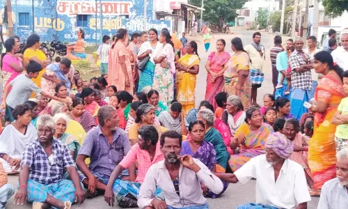 தற்கொலைக்கு தூண்டிய வீட்டு உரிமையாளரை கைது செய்யக்கோரி உறவினர்கள் மறியல்