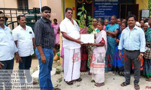 தோட்டக்கலைத்துறை சார்பில்  பழக்கன்றுகள்