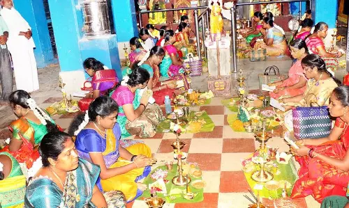 முத்துமாரியம்மன் கோவிலில் திருவிளக்கு பூஜை
