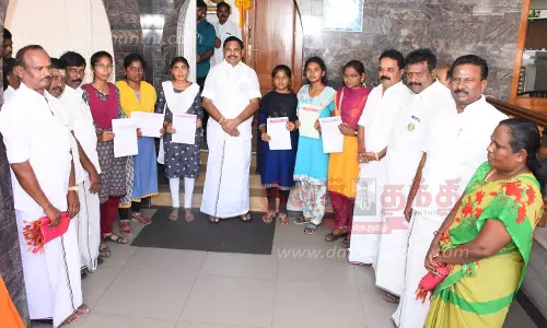 பெத்தநாயக்கன்பாளையம் அரசு பள்ளி மாணவிகள் எடப்பாடி பழனிசாமியிடம் வாழ்த்து