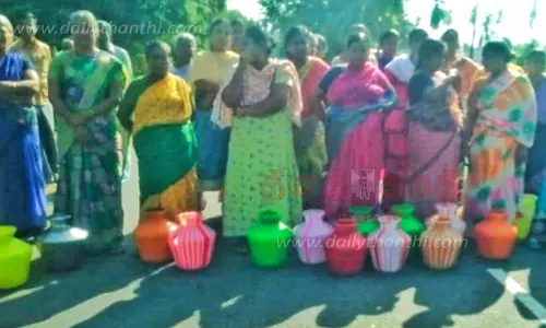 பவானிசாகர் அருகே குடிநீர் வினியோகிக்க கோரி பொதுமக்கள் சாலை மறியல்