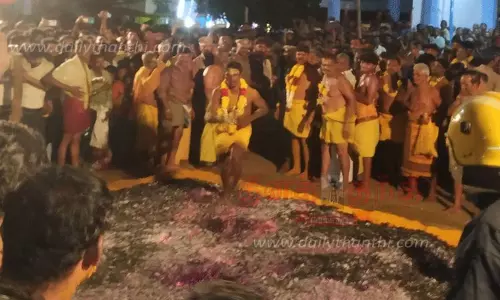 திரவுபதி அம்மன் கோவிலில் பூக்குழி திருவிழா திரவுபதி அம்மன் கோவிலில் பூக்குழி திருவிழா