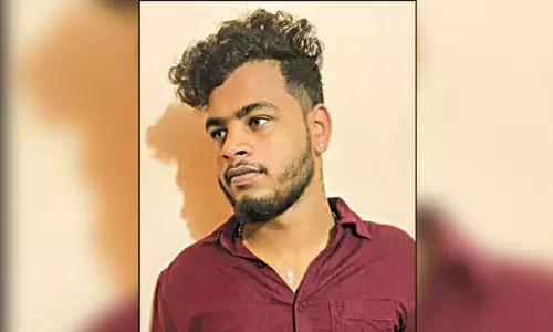 மின்வாரியம் தோண்டிய பள்ளத்தில் விழுந்து வாலிபர் பலி நண்பர் படுகாயம்