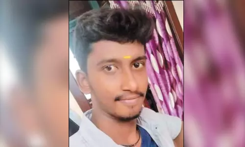 கும்மிடிப்பூண்டி அருகே லாரி மீது மோட்டார் சைக்கிள் மோதல்; வாலிபர் சாவு