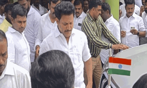 உடல்நலக்குறைவால் பாதிக்கப்பட்ட அமைச்சர் அன்பில் மகேஷ், பெங்களூரு மருத்துவமனையில் அனுமதி உடல்நலக்குறைவால் பாதிக்கப்பட்ட அமைச்சர் அன்பில் மகேஷ், பெங்களூரு மருத்துவமனையில் அனுமதி