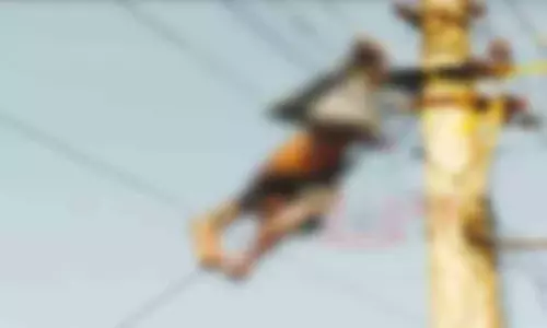 காரைக்குடி அருகே  மின்சாரம் தாக்கி பலியான தொழிலாளியின் உடல் மின்கம்பத்தில் தொங்கிய பரிதாபம் நிவாரணம் கோரி உறவினர்கள் மறியல்