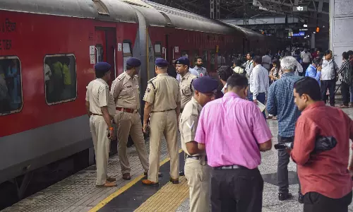 வெளிநாடு செல்ல திட்டமிட்டு உள்ளோம்; இந்தியாவில் பாதுகாப்பை உணரவில்லை - ஓடும் ரெயிலில் சுட்டுக் கொல்லப்பட்டவரின் மகன் வேதனை வெளிநாடு செல்ல திட்டமிட்டு உள்ளோம்; இந்தியாவில் பாதுகாப்பை உணரவில்லை - ஓடும் ரெயிலில் சுட்டுக் கொல்லப்பட்டவரின் மகன் வேதனை