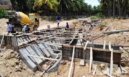 வாய்க்காலில் கான்கிரீட் சுரங்கம் அமைக்கும் பணி வாய்க்காலில் கான்கிரீட் சுரங்கம் அமைக்கும் பணி