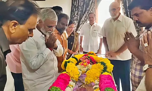 சத்யராஜின் தாயார் உடலுக்கு அமைச்சர் சேகர்பாபு நேரில் அஞ்சலி