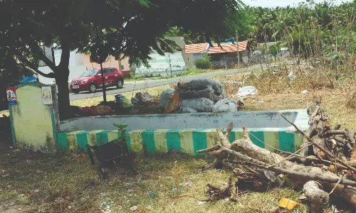 தண்ணீர் நிரப்பப்படாமல் வறண்டு கிடக்கும் கால்நடைகளுக்கான குடிநீர்த் தொட்டி