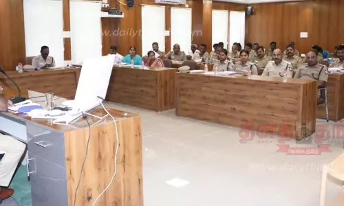 தர்மபுரி மாவட்டத்தில், போலீஸ் நிலையங்களில்தேங்கியுள்ள பழைய வழக்குகளை விரைந்து முடிக்க நடவடிக்கைஆய்வுக்கூட்டத்தில் சூப்பிரண்டு பேச்சு