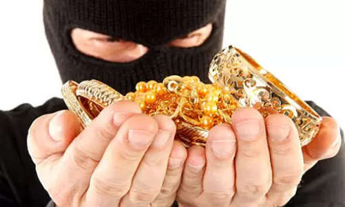 முன்னாள் ராணுவ வீரர் வீட்டில் நகை திருட்டு