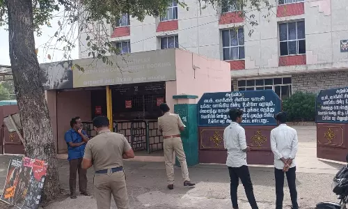 ஜெயிலர் பட தியேட்டர் மீது கல் வீசியதில் ஏ.டி.எம். மைய கண்ணாடி சேதம்