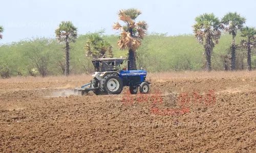 பருத்தி சாகுபடிக்காக நிலத்தை தயார் செய்யும் விவசாயிகள்