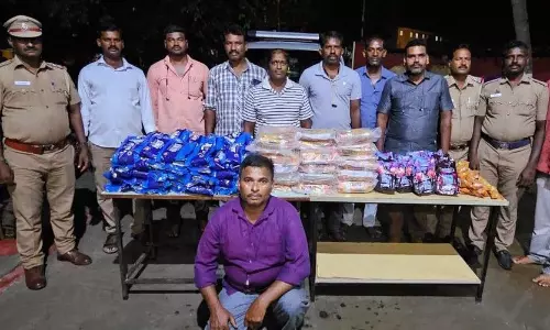 காரில் புகையிலை பொருட்கள் கடத்தல் காரில் புகையிலை பொருட்கள் கடத்தல்