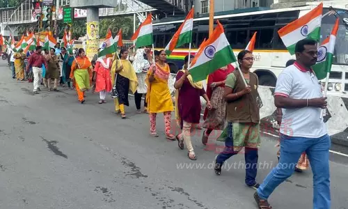 தபால் ஊழியர்கள் தேசிய கொடியுடன் ஊர்வலம்