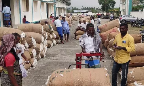 எடப்பாடியில் ரூ.95 லட்சத்துக்கு பருத்தி ஏலம்