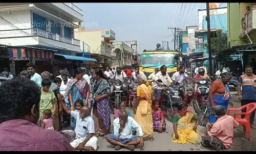 வீடுகளுக்குள் சாக்கடை நீர் புகுவதை தடுக்க கோரி பொதுமக்கள் சாலை மறியல்
