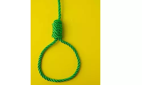 மனைவியை கத்தியால் குத்திய விசைத்தறி தொழிலாளி போலீஸ் விசாரணைக்கு பயந்து தூக்குப்போட்டு தற்கொலை