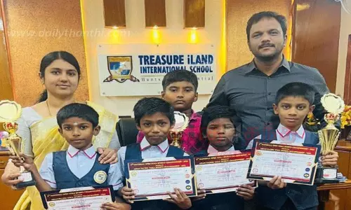 யோகா போட்டியில் சாதனை படைத்த மாணவர்களுக்கு பாராட்டு