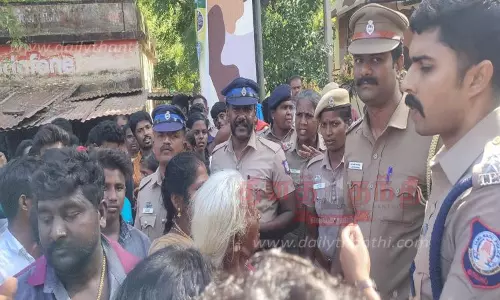 பாபநாசம் வனச்சோதனை சாவடி திடீர் மூடல்; பக்தர்கள் போராட்டத்தால் பரபரப்பு